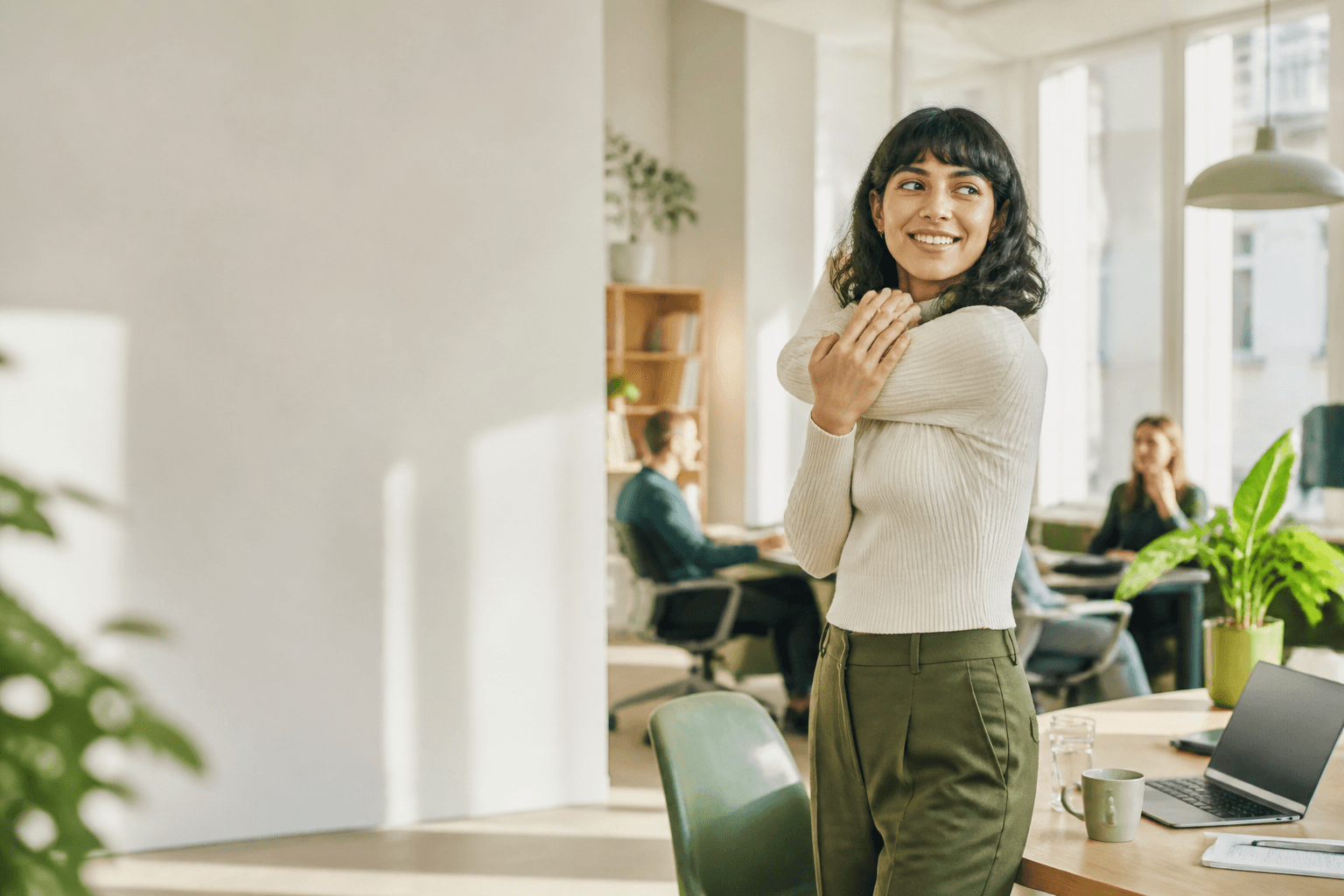Une collaboratrice réalise une pause mouvement dans un bureau lumineux